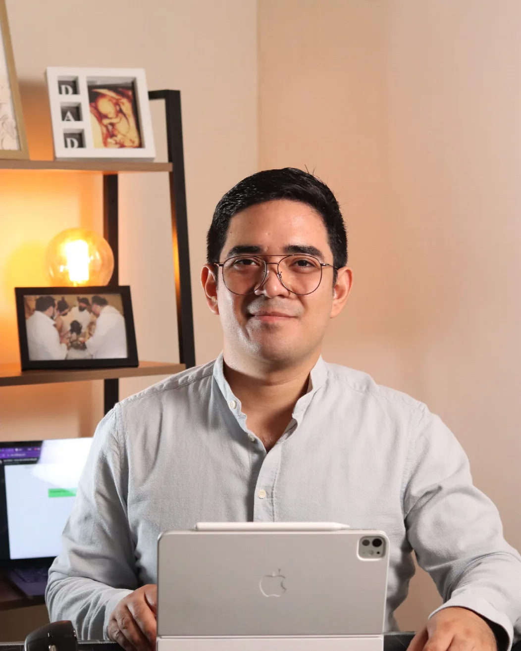 Arturo Guzmán, diseñador de páginas web en Tampico, trabajando en su escritorio