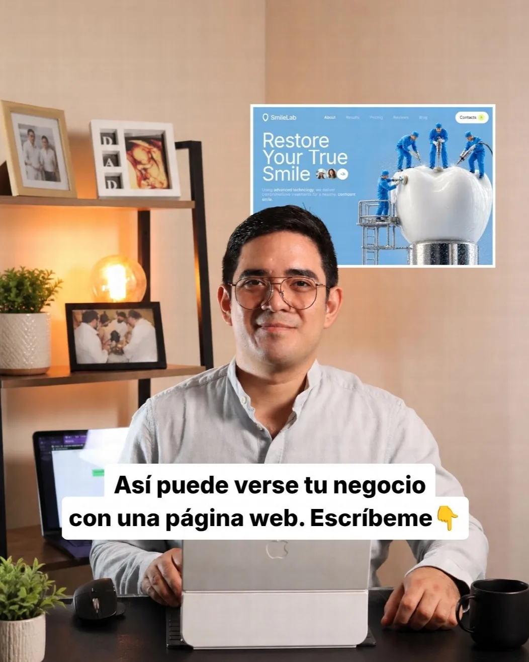 Arturo Guzmán, diseñador de páginas web en Tampico, mostrando un sitio web que diseñó
